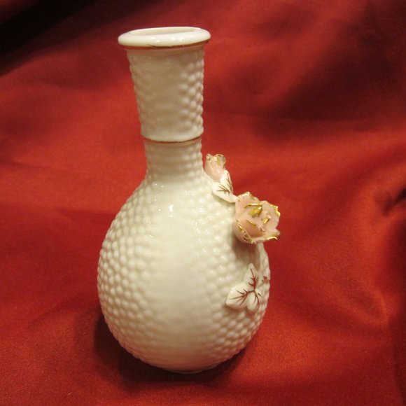 VTG BUD VASE, WHITE W/3D ROSES & LEAVES, DIMPLED, GOLD ACCENTS - Picture 4 of 6